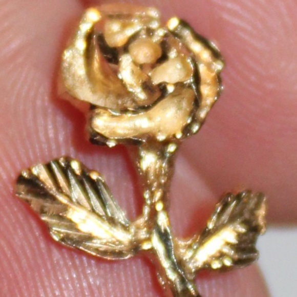 Solid 14K yellow gold marked 14K rose flower pendant - Picture 2 of 4
